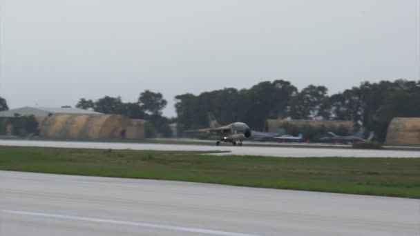 Vought A-7 Corsair II της Πολεμικής Αεροπορίας απογειώνεται από την αεροπορική βάση του Αράξου — Αρχείο Βίντεο