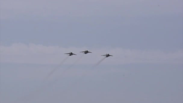 Formation d'avions d'attaque historiques de l'ère de la guerre froide en vol — Video