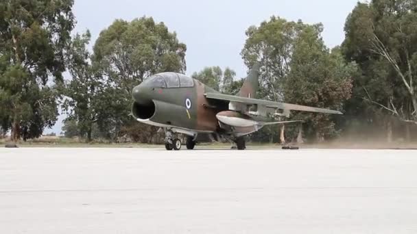 緑と茶色のカモフラージュ軍用ジェット飛行機が近景を課税 — ストック動画