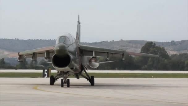 Gebrauchte A-7 Corsair II der griechischen Luftwaffe beim Taxifahren auf dem Luftwaffenstützpunkt Araxos — Stockvideo