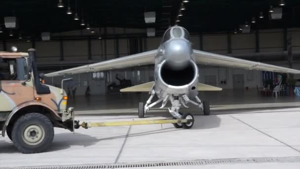 Aviones militares históricos de la era de la guerra fría son remolcados fuera del hangar — Vídeo de stock