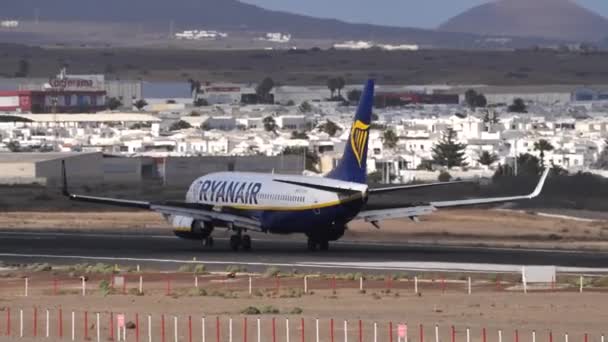 Boeing 737-800 NG EI-EKN meluncur di landasan pacu Bandara Lanzarote — Stok Video
