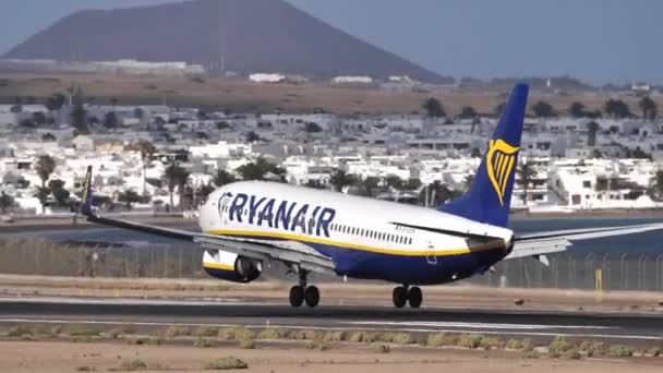 Ryanair-Maschine vom Typ 737-800 landet in Zeitlupe auf der Landebahn des Flughafens — Stockvideo