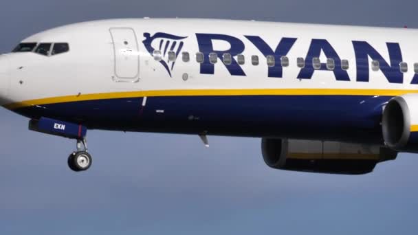 Ryanair lågprisflygbolag Boeing 737 ner över flygplatsen i Slow motion — Stockvideo