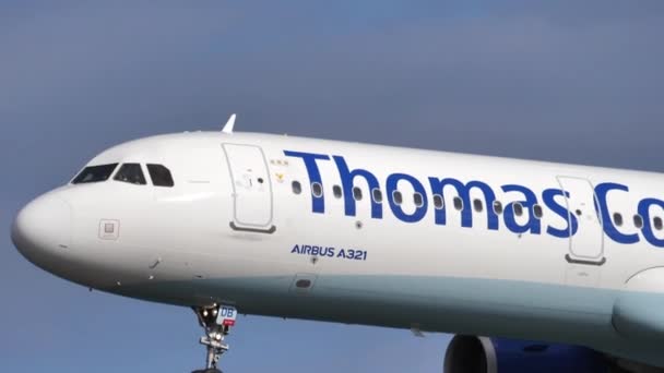 Airbus 321 linii lotniczych Thomas Cook latających na niebie nad lotniskiem w zwolnionym tempie. — Wideo stockowe