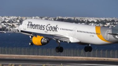 Airbus 321-211 LY-VEG uçağı piste iniyor. Thomas Cook Havayolları