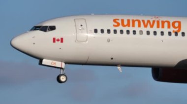 Lanzarote havaalanına inen Sunwing Havayolları 'ndan Boeing 737. Yavaş çekim