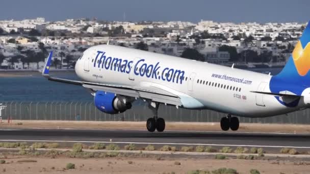 Airbus A321 av Thomas Cook flygbolag anländer till flygplatsen och landning utrullning — Stockvideo