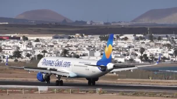 Thomas Cook Airlines přistávací plocha Airbus A321 na letišti Manrique-Lanzarote — Stock video