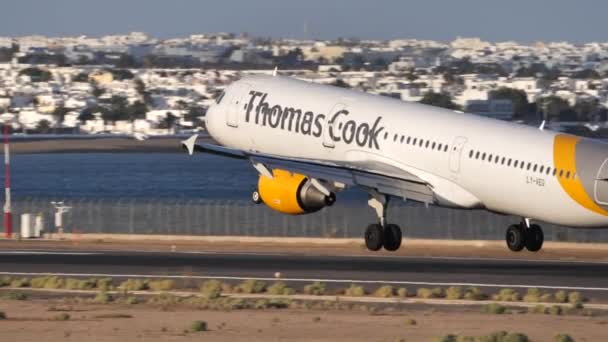 Airbus 321-211 LY-VEG Van Thomas Cook aankomst op ACE Airport en landing — Stockvideo