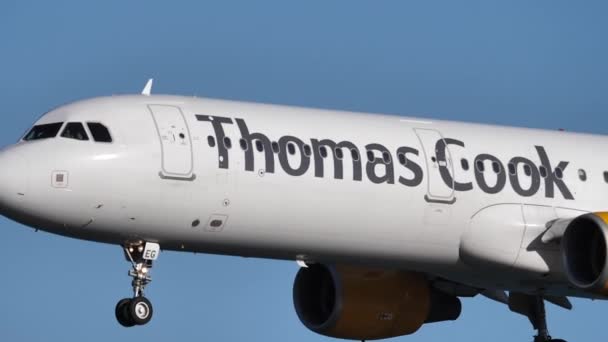 Airbus 321 letadlo Thomas Cook Airliner přistání ve zpomaleném pohybu — Stock video