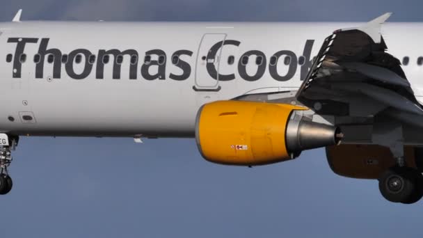 Llegada del avión Thomas Cook Airbus 321-211 LY-VEG al aeropuerto de Arrecife — Vídeos de Stock