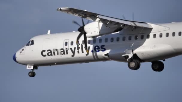 ATR 72-212A Flugzeug bei der Ankunft auf dem Flughafen von Arrecife. Landung auf der Landebahn — Stockvideo