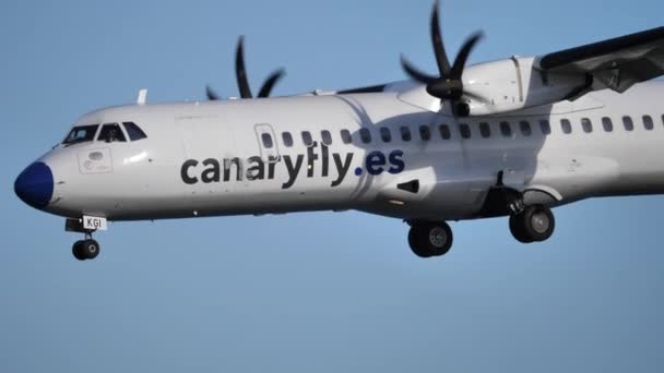 조종석 동체 및 회전 프로펠러에 폐쇄 ATR 72 의 터빈 엔진 — 비디오