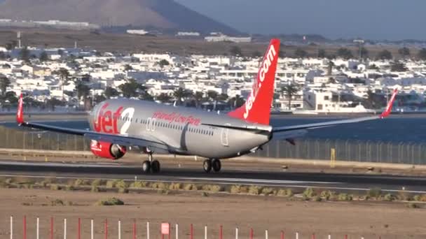 Бюджетная авиакомпания отдыха Jet2.com. Боинг 737-800 на взлетно-посадочной полосе аэропорта — стоковое видео