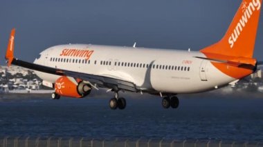 Sunwing Havayolları, Lanzarote Havaalanı 'nın havaalanına 737-800' lük iniş yaptı.