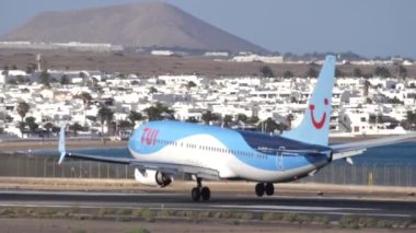 TUI Havayolları, Boeing 737 yavaş çekimde Lanzarote Havaalanına iniyor.