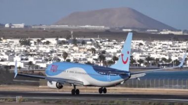 Boeing 737 Lanzarote Havaalanı, TUI Havayolları pistine iniyor. Yavaş çekim