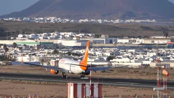 Sunwing Airline, Boeing 737 touching the runway on the Lanzarote Airport — Stock Video