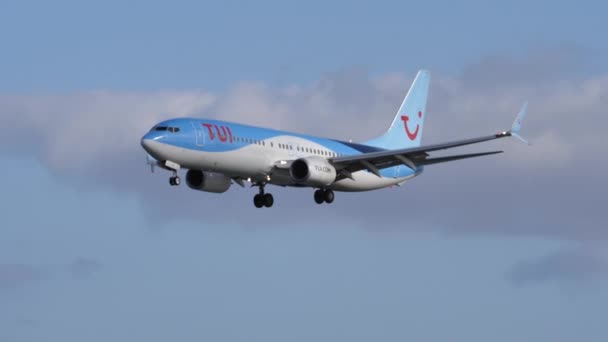 Boeing 737 fra TUI Airways flyr på den blå himmelen. Langsom bevegelse – stockvideo