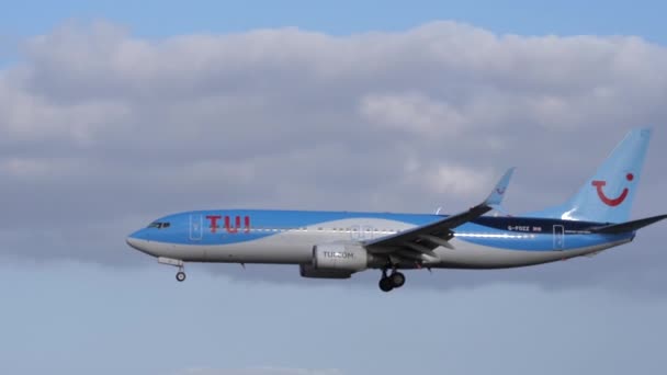 TUI Airways Boeing 737 no céu descendo ao se aproximar do aeroporto. Movimento lento — Vídeo de Stock