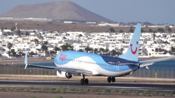 TUI Havayolları, Boeing 737 yavaş çekimde Lanzarote Havaalanına iniyor. — Stok video