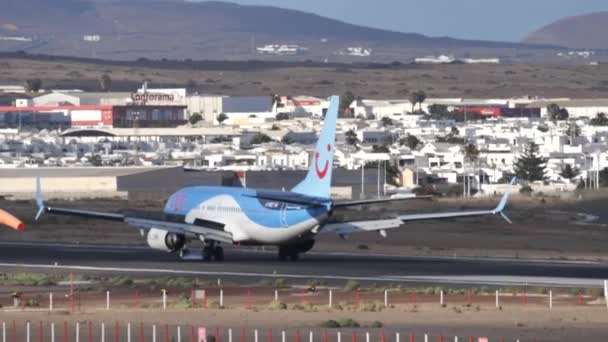 TUI havayollarının Boeing 737 'si havaalanı pistinde taksicilik yapıyor. — Stok video