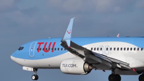 Vuelo Boeing 737 de TUI Airways aterrizando en el Aeropuerto de Lanzarote ACE- en cámara lenta — Vídeos de Stock