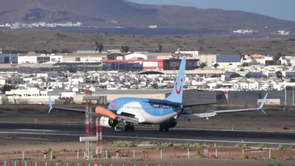 Boeing 737 taxiing na pista do Aeroporto de Lanzarote, TUI Airways. Movimento lento — Vídeo de Stock