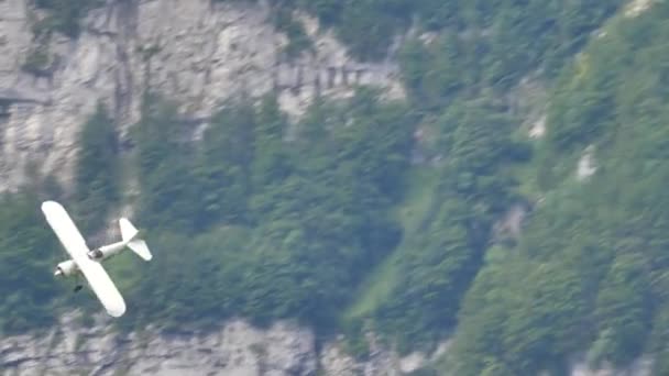 Pistón radial motor biplano pantalla acrobática con las montañas como fondo — Vídeos de Stock