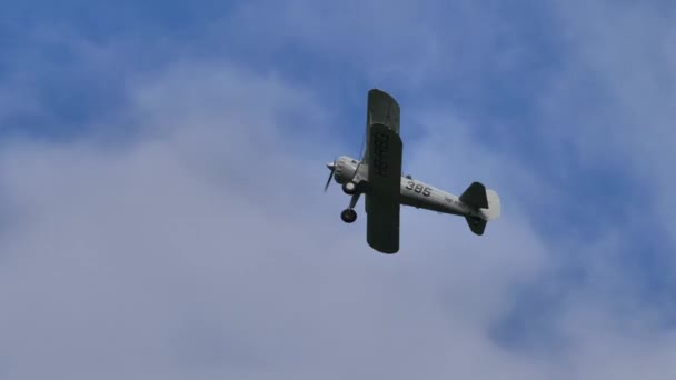 Avión de hélice vintage Boeing Stearman vuela en un cielo azul nublado — Vídeos de Stock