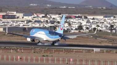 TUIfly Boeing 737-800 Jet Airliner Lanzarote Havaalanı pistine iniyor.