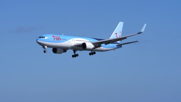 Descendo Boeing 767 TUI Airlines. Avião voando através do céu azul. Espaço de cópia — Vídeo de Stock