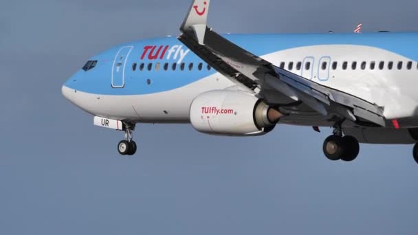 TUIfly Airline, Boeing 737-800 přistání na letišti ve zpomaleném filmu — Stock video