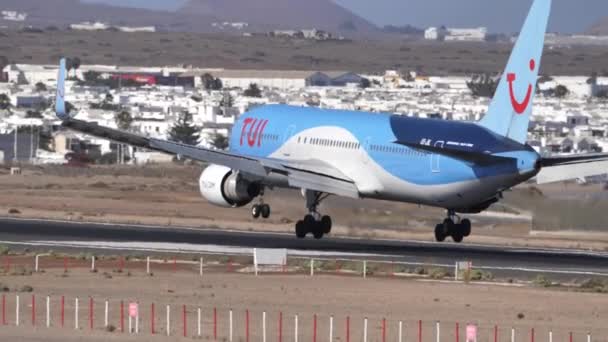 TUI Airlines Bélgica voo. Boeing 767 realizando rollout de pouso na pista — Vídeo de Stock