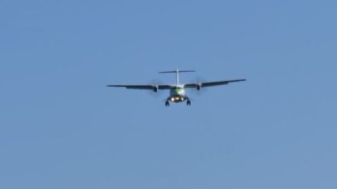 Binter Canarias havayolu şirketinin ATR 72-600 EC-MXQ 'su, iniş takımlarıyla iniyor