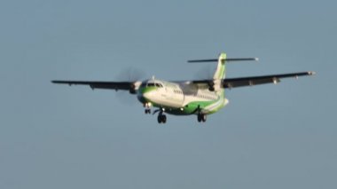 Uçak havaalanına iniyor. ATR 72-600, Binter Kanaryaları