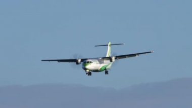 ATR 72-600 EC-MSK uçağı havaalanına iniyor. Binter Canarias Havayolları 
