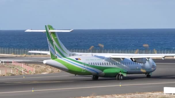 ATR 72-600 EC-MYT авиакомпании Binter Canarias выкатился за пределы взлетно-посадочной полосы — стоковое видео