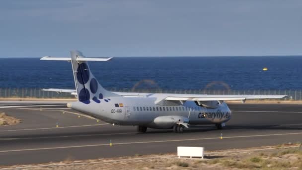 Avión rodando en la pista y girando a la izquierda. ATR 72 de la aerolínea CanaryFly — Vídeos de Stock