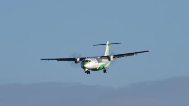 ATR 72-600 Avião EC-MSK descendo sobre o aeroporto. Binter Canarias companhia aérea — Vídeo de Stock