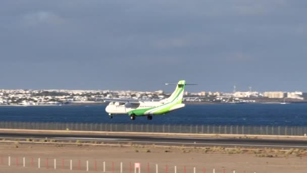 Flygbolaget Binter Canarias. Landning av ATR 72 EC-MSK på Lanzarotes flygplats — Stockvideo