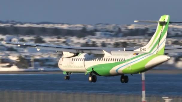 Avião ATR72-600 EC-MXQ da companhia aérea Binter Canarias aterragem no Aeroporto de Lanzarote — Vídeo de Stock