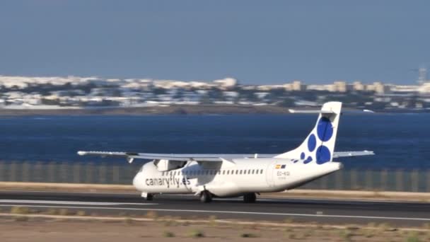 Avión acelerando antes del despegue. ATR 72-212A EC-KGI CanariaSalida con mosca — Vídeos de Stock