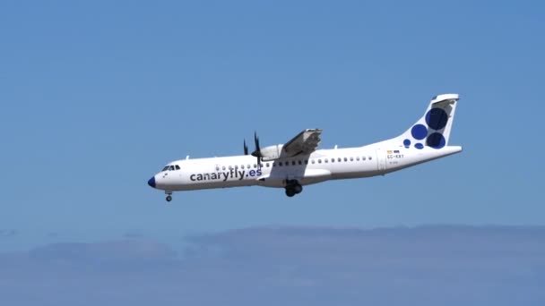 CanayFly avión ATR 72 aterrizaje en pista de aterrizaje del aeropuerto de Cesar Manrique Lanzarote — Vídeos de Stock