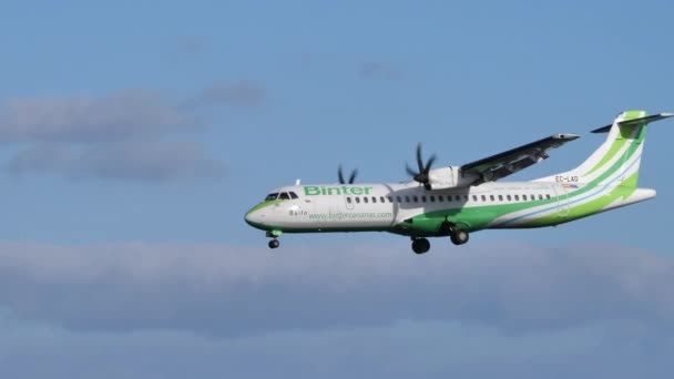 Companhia aérea Binter Canarias. Aterragem do ATR 72 EC-LAD no aeroporto de Lanzarote — Vídeo de Stock