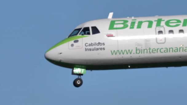 Flygbolaget Binter Canarias landar ATR 72-600 EC-MYT på Lanzarotes flygplats — Stockvideo