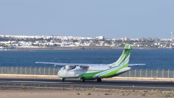 Vzlet letounu ATR 72-600 EC-MYT, Binter Canarias z letiště Lanzarote — Stock video