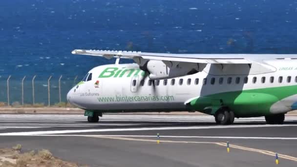 Påskyndande körning längs en startbana innan ATR 72-600 EC-MJG, Binter Canarias startar från Lanzarotes flygplats — Stockvideo