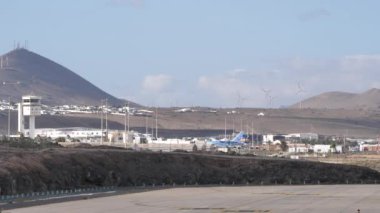 Lanzarote Havaalanı 'nın arka planında dönen rüzgar türbinleri alanı geniş görünümü